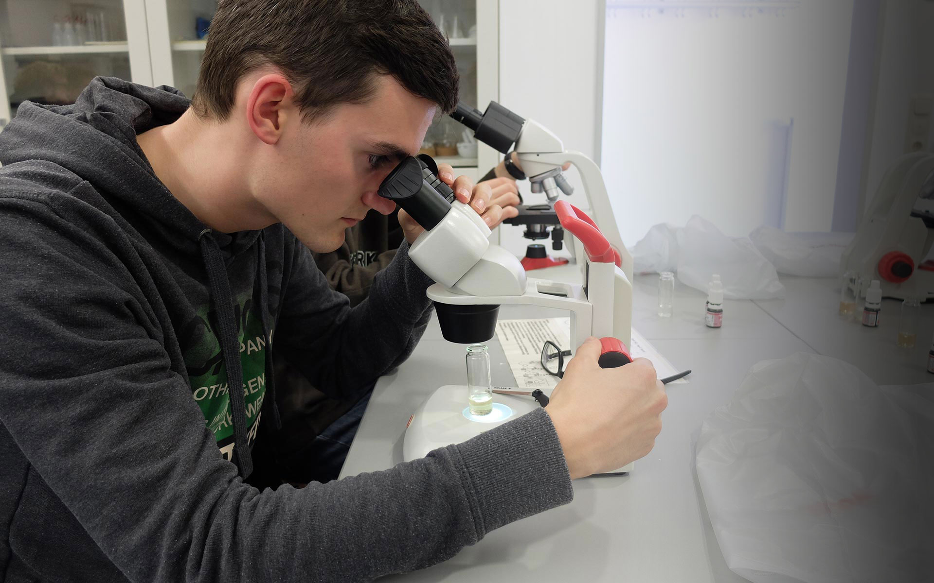 Hans Riegel-Fachpreise: Schüler arbeitet mit Mikroskop