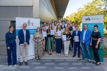 Universität Augsburg und Dr. Hans Riegel-Stiftung zeichnen Schülerinnen und  Schüler für herausragende Seminararbeiten in den MINT-Fächern mit Dr.  Hans Riegel-Fachpreis aus