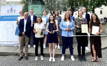 Dr. Hans Riegel-Fachpreise 2022: LMU und Dr. Hans Riegel-Stiftung zeichnen Schüler*innen für herausragende W-Seminararbeiten in den MINT-Fächern aus