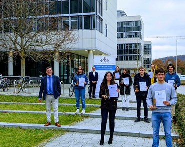 Universität Göttingen und die Dr. Hans Riegel-Stiftung zeichnen Schüler:innen für besonders gute, vorwissenschaftliche Arbeiten mit Dr. Hans Riegel-Fachpreisen aus