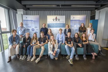Von der Lebensmittelbelastung durch Aluminium-Ionen bis zu einer effektiven Aufstellungsstrategie beim Brettspiel Risiko mit Hilfe von künstlicher Intelligenz: Dr. Hans Riegel-Fachpreise für herausragende Schülerarbeiten aus Brandenburg verliehen