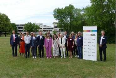 Die Universität Regensburg und die Dr. Hans Riegel-Stiftung verleihen zum zehnten Mal die Dr. Hans Riegel-Fachpreise für herausragende wissenschafts-propädeutische Seminararbeiten von Schülerinnen und Schülern 