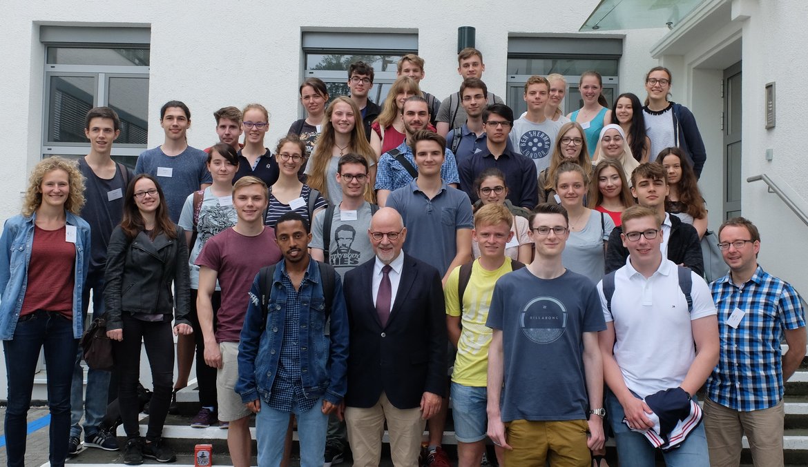 Gruppenfoto vor dem Institut für Hygiene